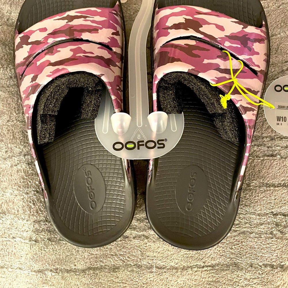 Oofos slides purple camo NWT